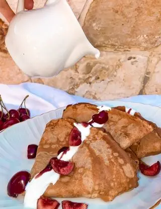 Ricetta Crêpes con farina di castagne, yogurt greco e ciliegie di Martinasenzaglutine