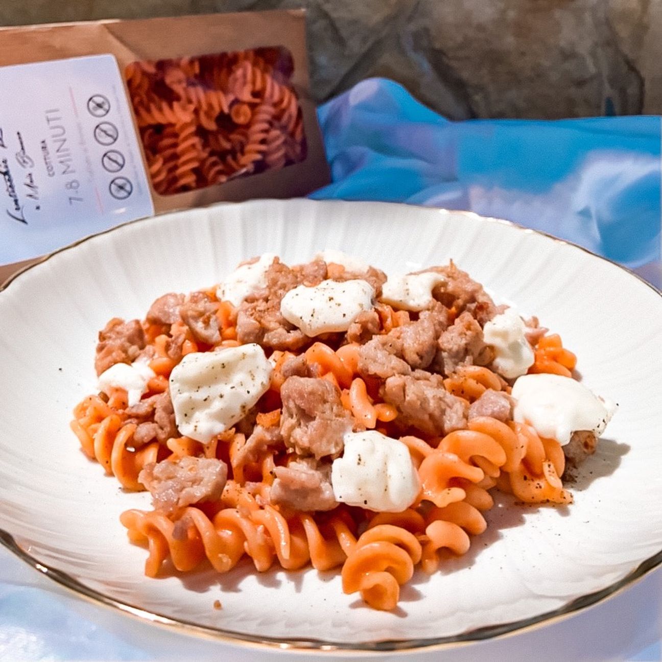 Pasta di lenticchie con salsiccia, stracchino e pepe