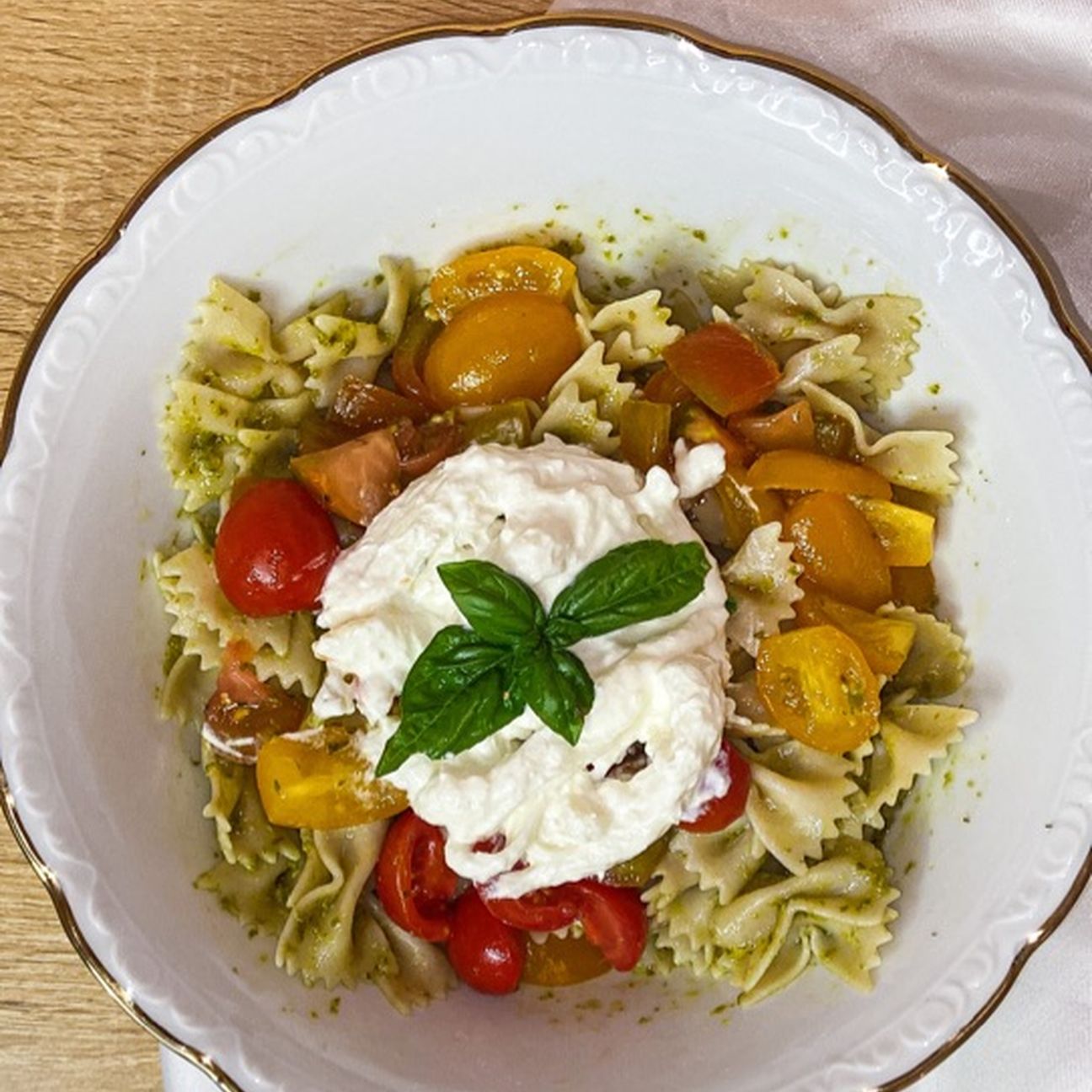 Pasta fredda senza glutine con pesto di basilico,pomodorini e stracciatella