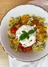 Ricetta Pasta fredda senza glutine con pesto di basilico,pomodorini e stracciatella