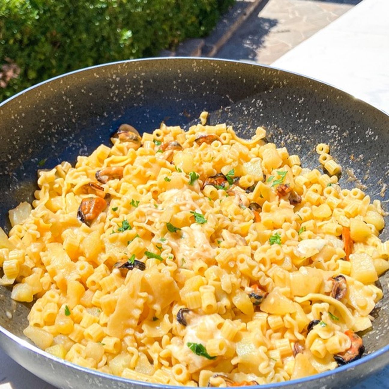Pasta mischiata senza glutine con cozze,patate e scamorza