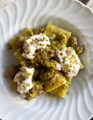 Ricetta Paccheri con crema di pistacchio, salsiccia fresca e stracciatella di un_caffe_con_caterina