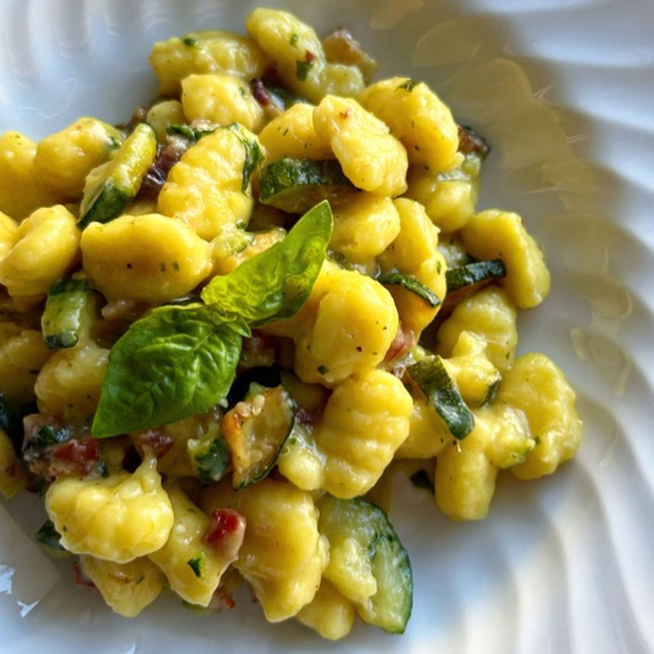 Gnocchi di patate con zucchine, speck e crema di zucchine e basilico