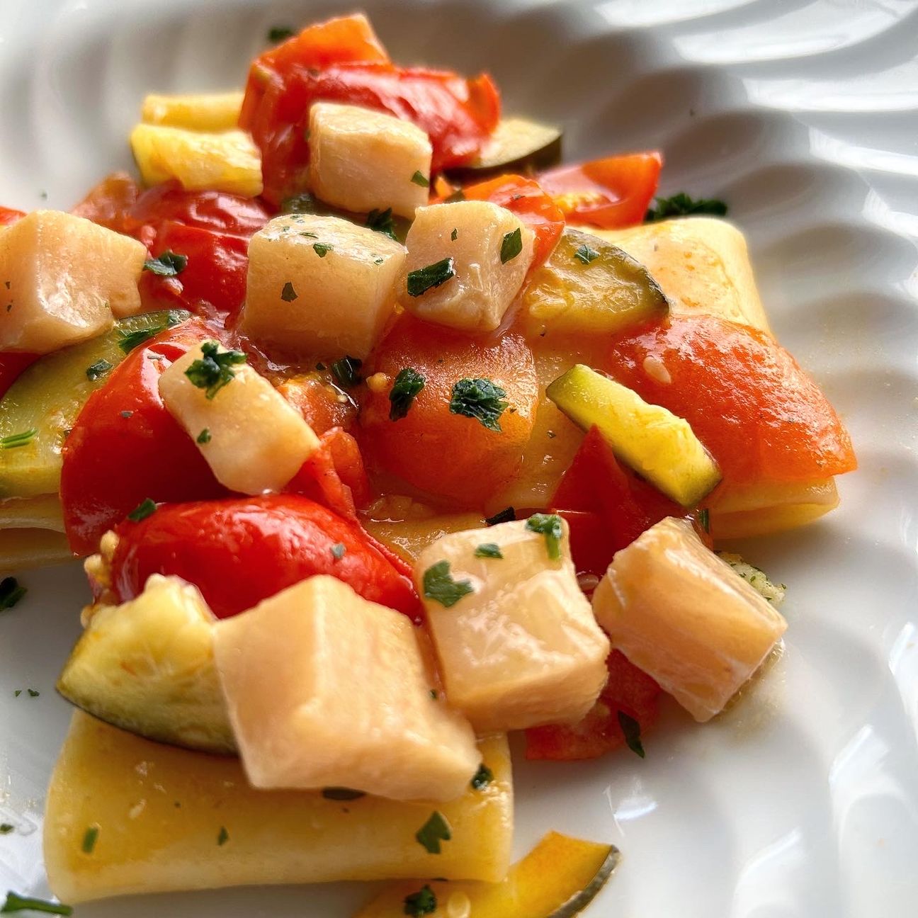 Paccheri con zucchine, pomodorini e pesce spada