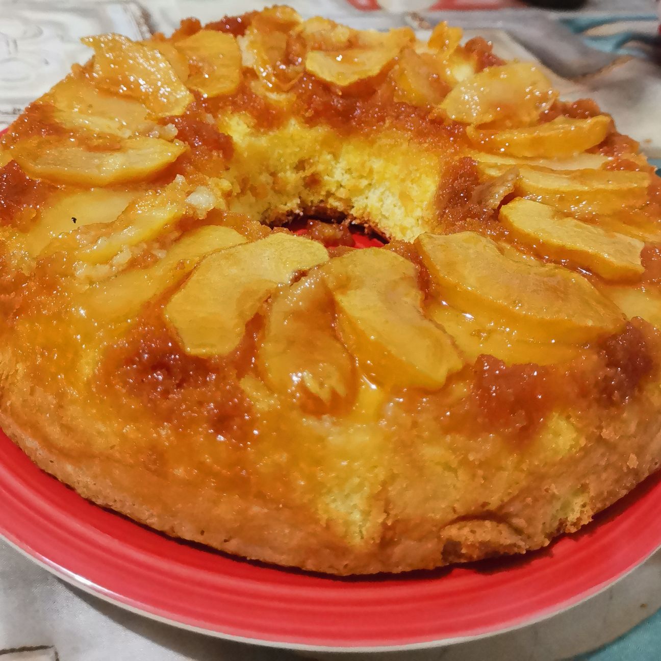 Torta morbida alle mele caramellate