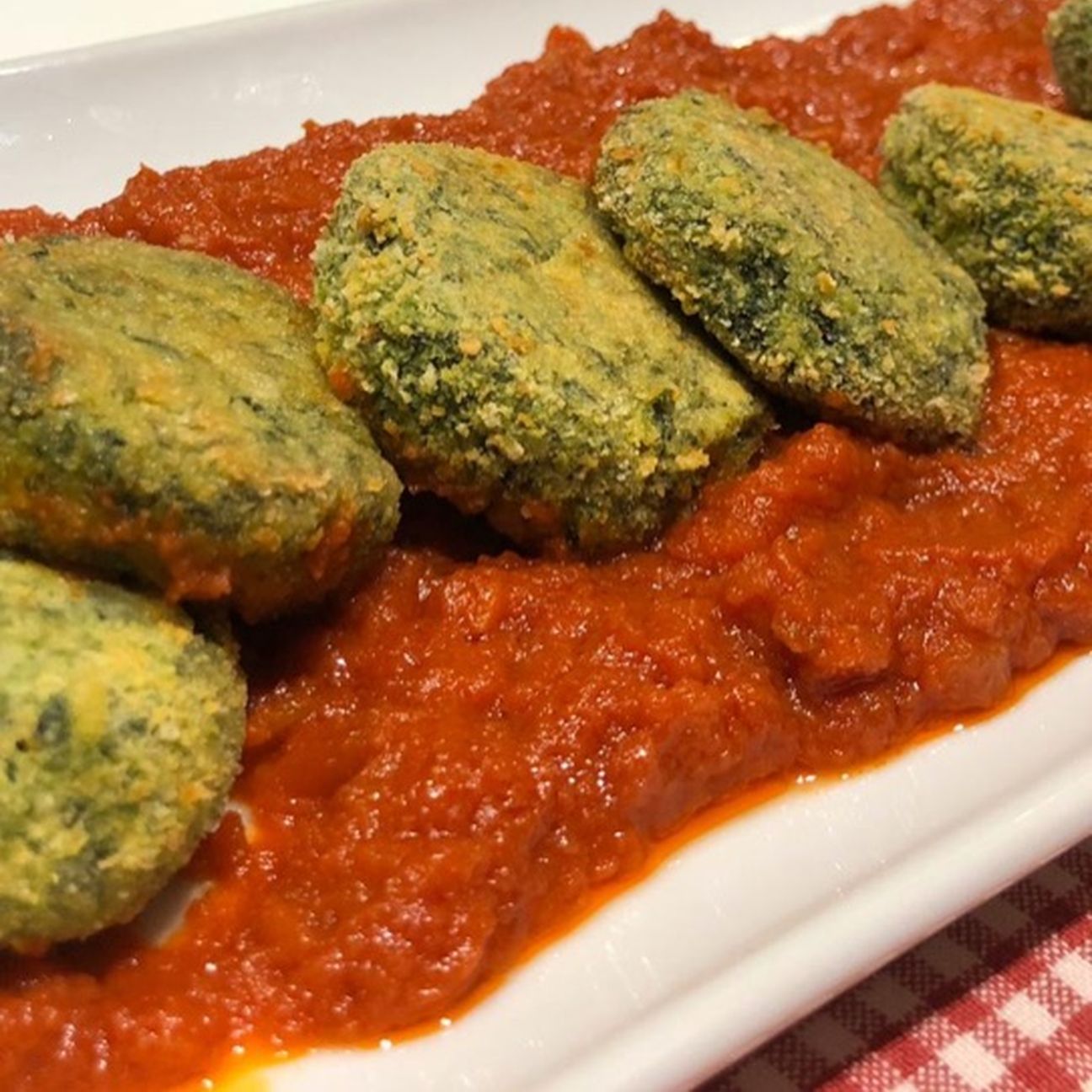 Polpette di spinaci e ricotta e salsa di pomodoro