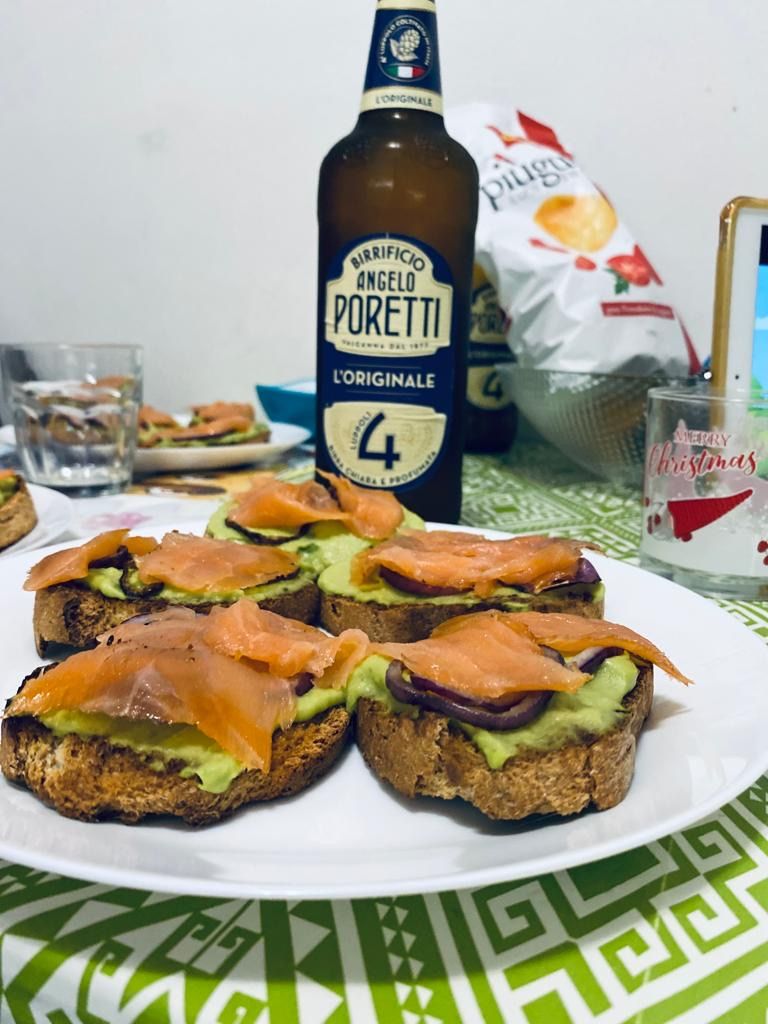 Crostoni salmone, cipolla e avocado