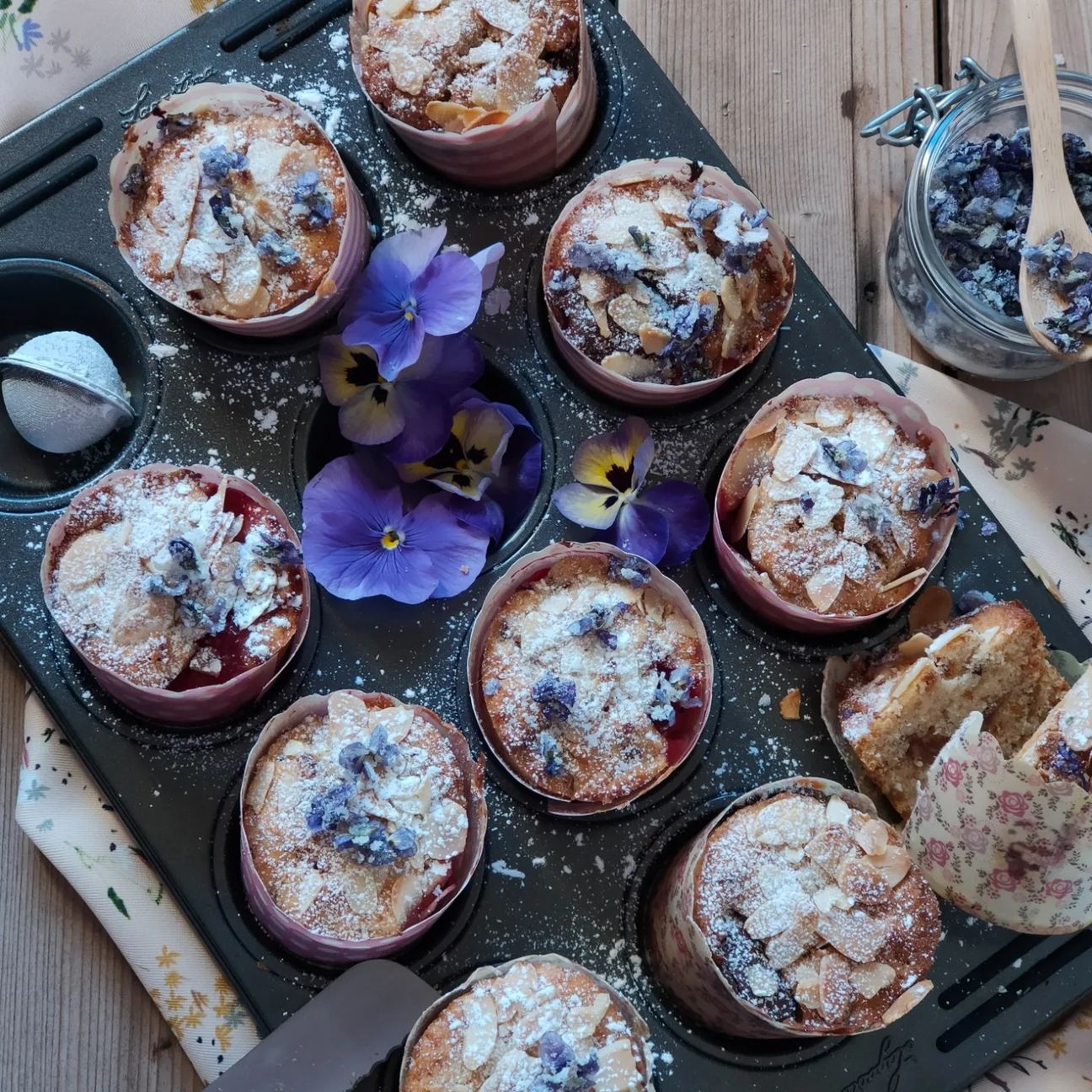 Muffin con mammole cristallizzate, Nutella composta di rabarbaro e lamponi