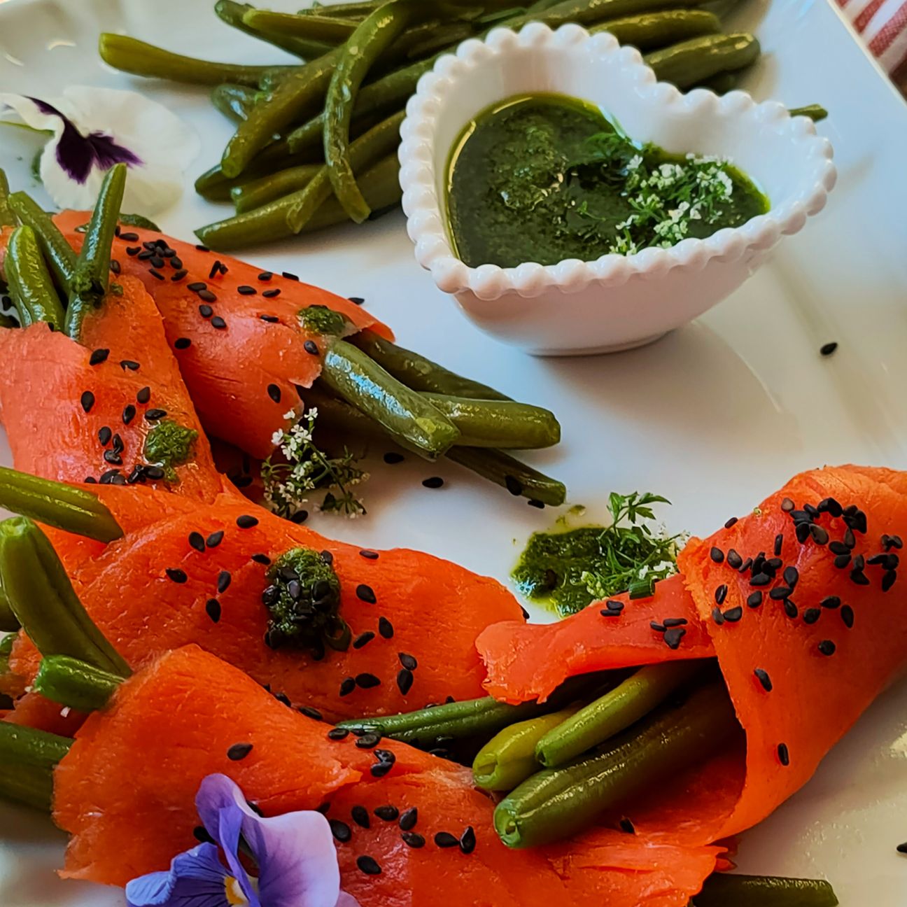 Involtini di salmone selvaggio affumicato con fagiolini e salsa di cerfoglio