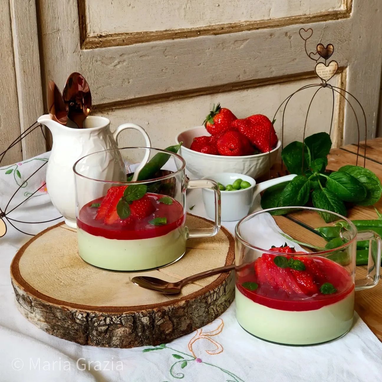 Panna cotta con piselli, gelèe di fragole e menta
