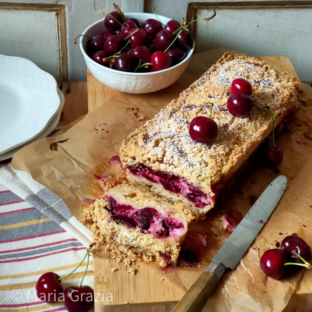 Crumble plumcake di ciliegie con crema alla panna acida.