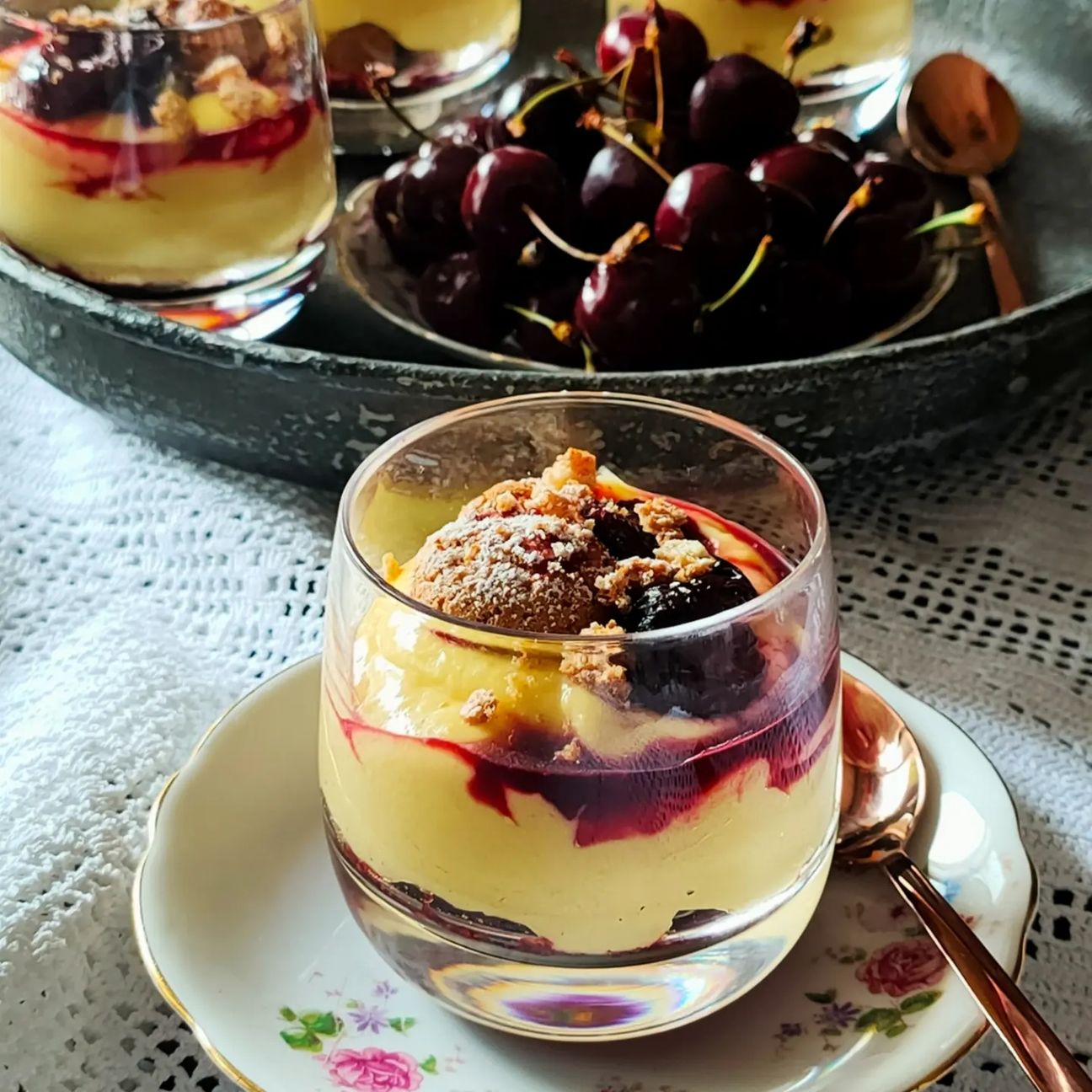Crema pasticcera al mango con coulis di ciliegie e crumble di amaretti