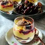 Ricetta Crema pasticcera al mango con coulis di ciliegie e crumble di amaretti