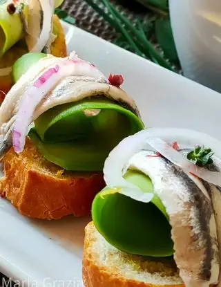 Ricetta Crostini all'aglio, avocado, filetti di alici e cipolla di Tropea di gracecesena