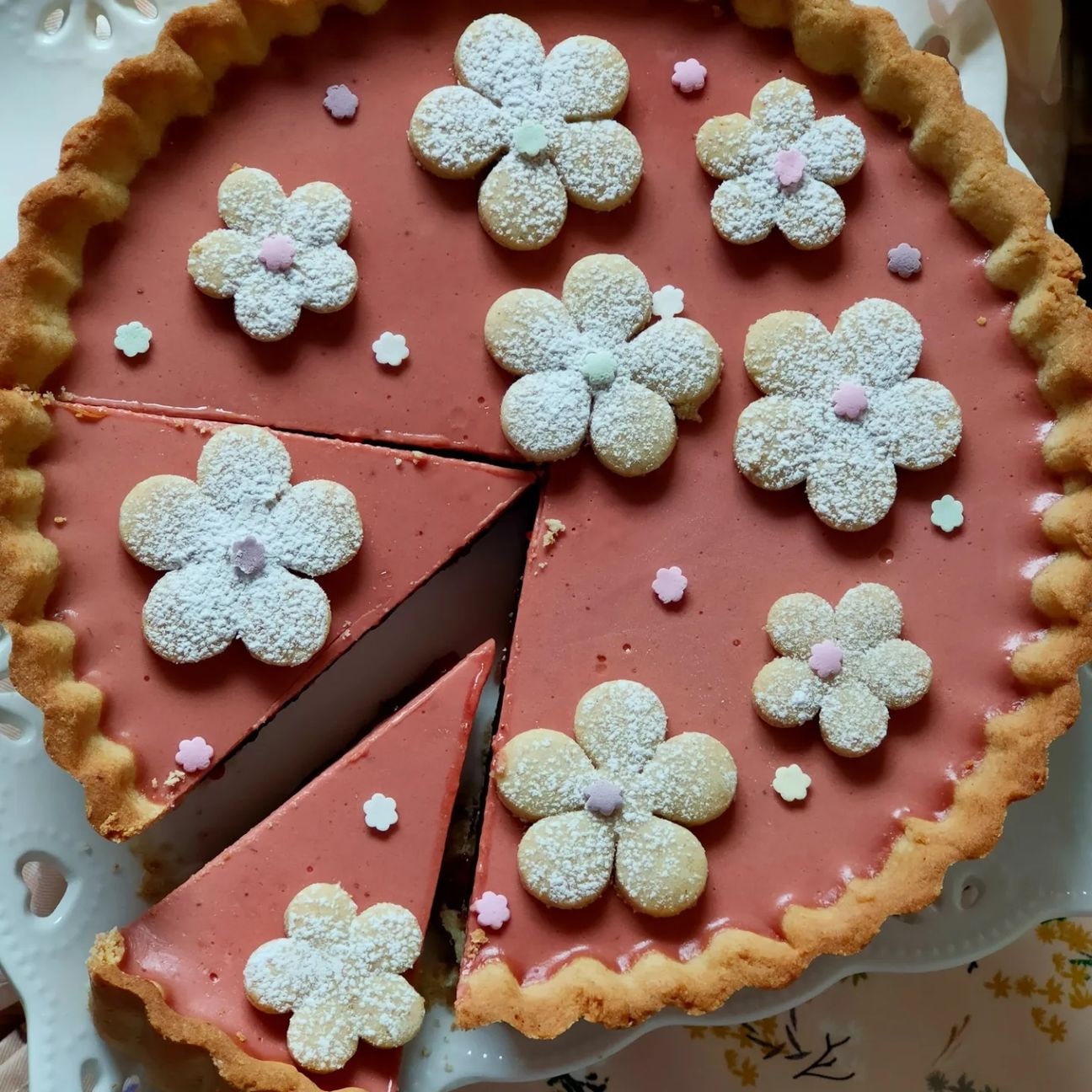 Crostata con panna cotta alle fragole e confettura di fragole