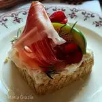 Ricetta Cheesecake salata con Philadelphia e ricotta, speck, fichi e ciliegie