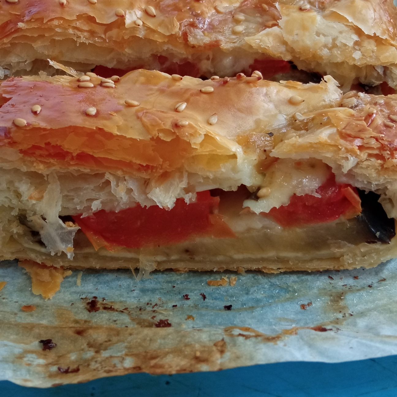 Strudel salato con melanzane pomodori e formaggio