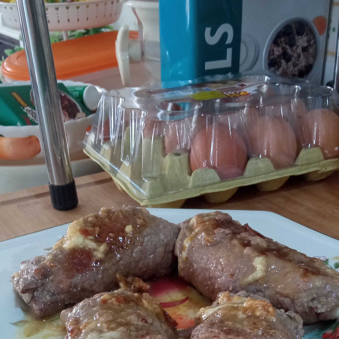 Involtini di carne ripieni di peperone rosso e formaggio edam