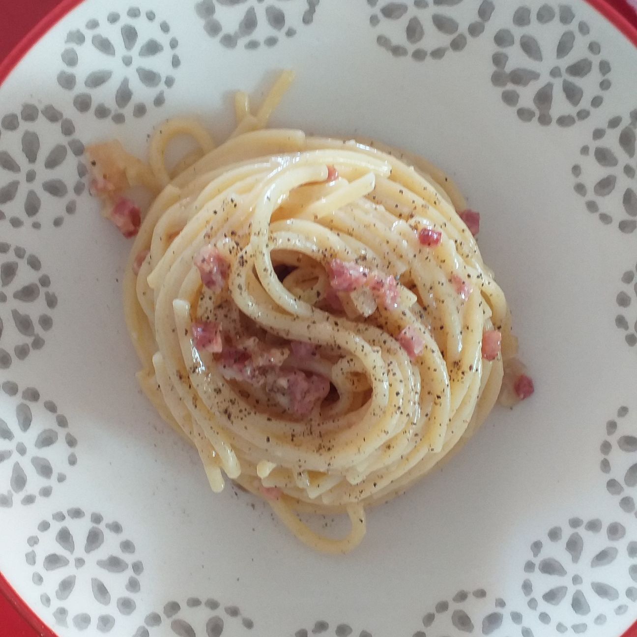 Spaghettoni con scalogno prosciutto crudo mantecato con uova