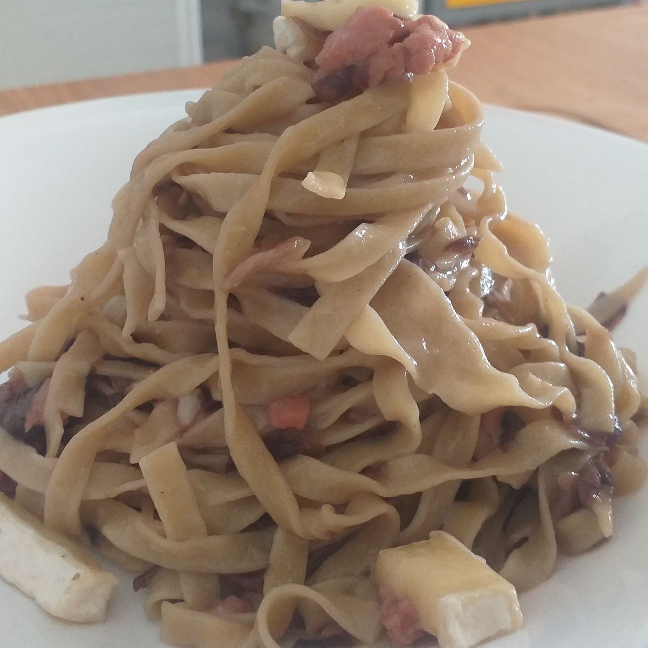 Tagliatelle con radicchio salsiccia e brie