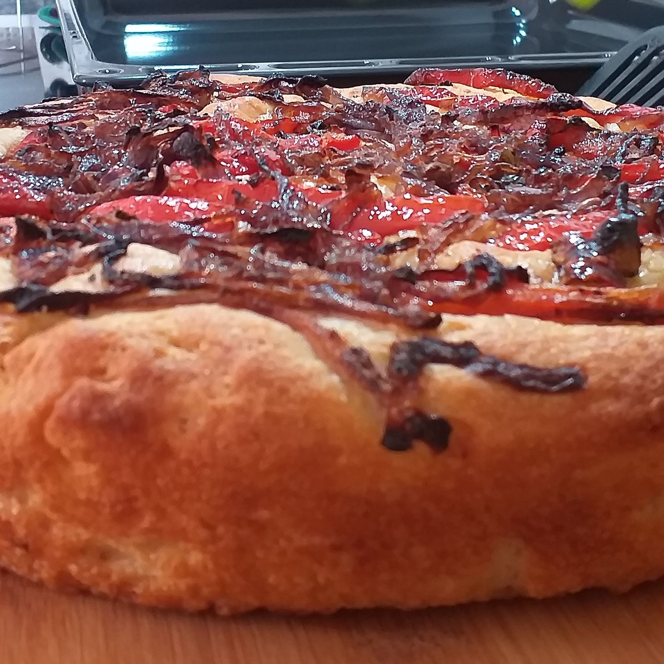 Focaccia di patate con peperoni e cipolle rosse