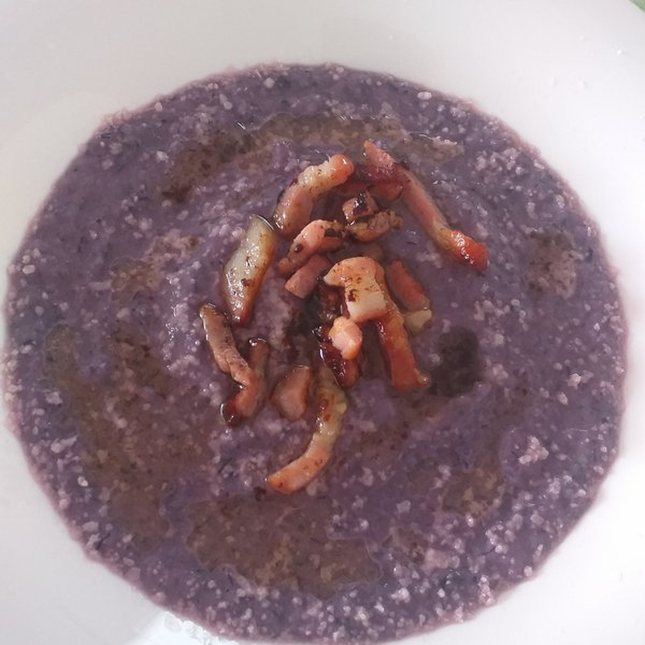 Vellutata di cavolo rosso con pancetta croccante