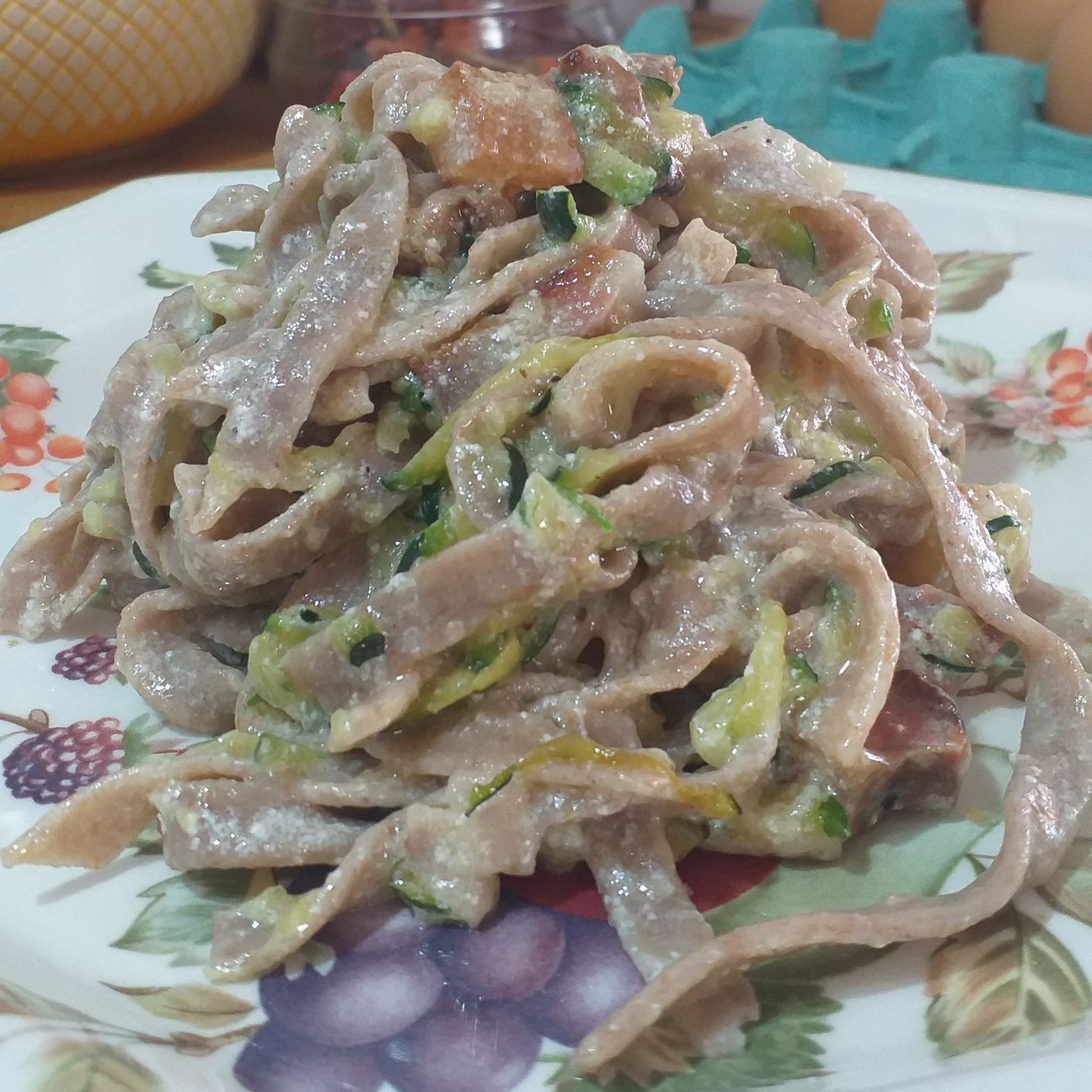 Tagliatelle con farina di farro con zucchine guanciale e ricotta