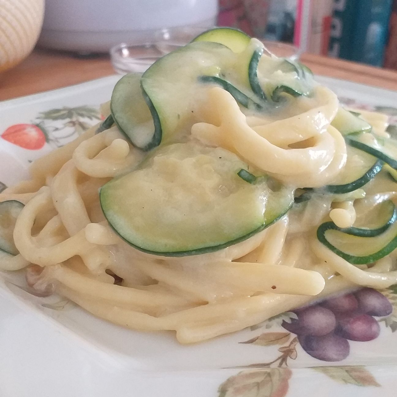 Spaghettoni fatti a mano con zucchine e tanta cremosità al latte...
