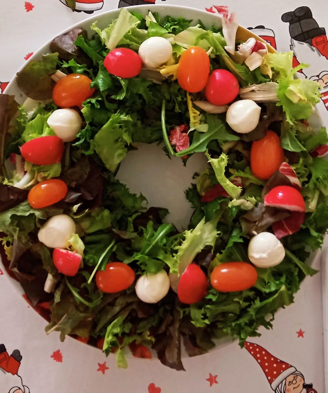 Ghirlanda natalizia di insalata caprese