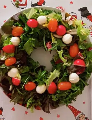 Ricetta Ghirlanda natalizia di insalata caprese di angela876