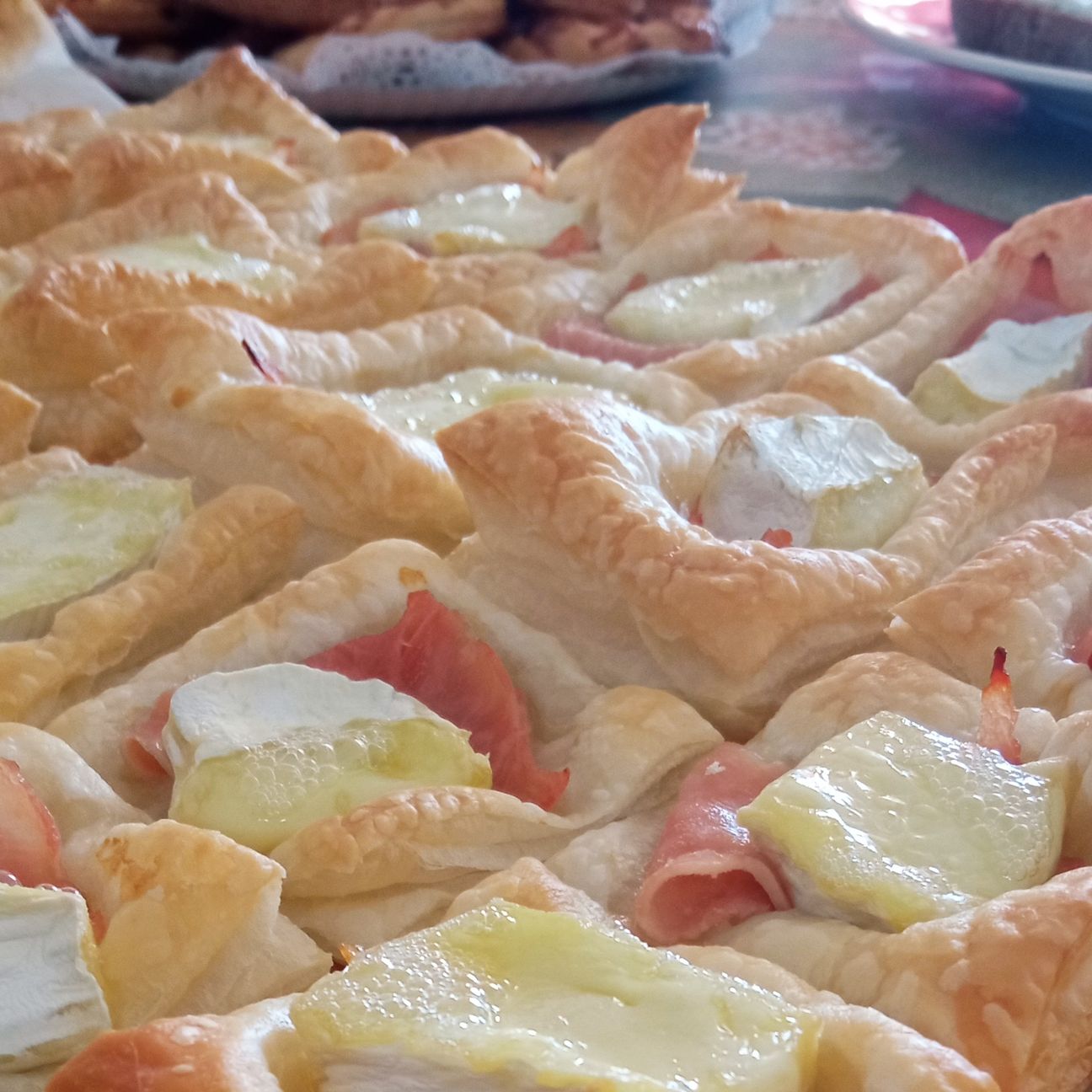 Sfoglie di pasta sfoglia con brie e prosciutto cotto