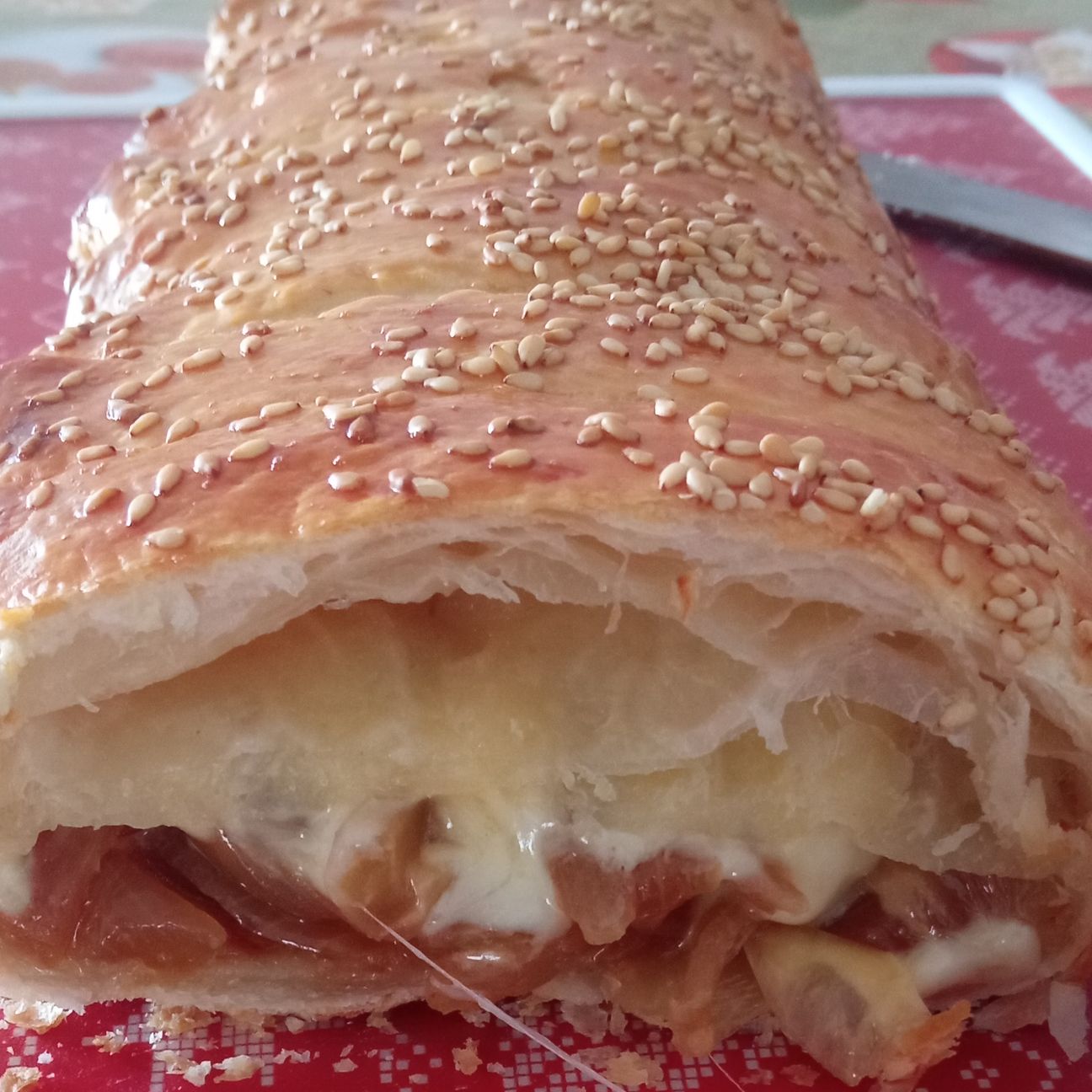 Strudel salato con cipolla e formaggio