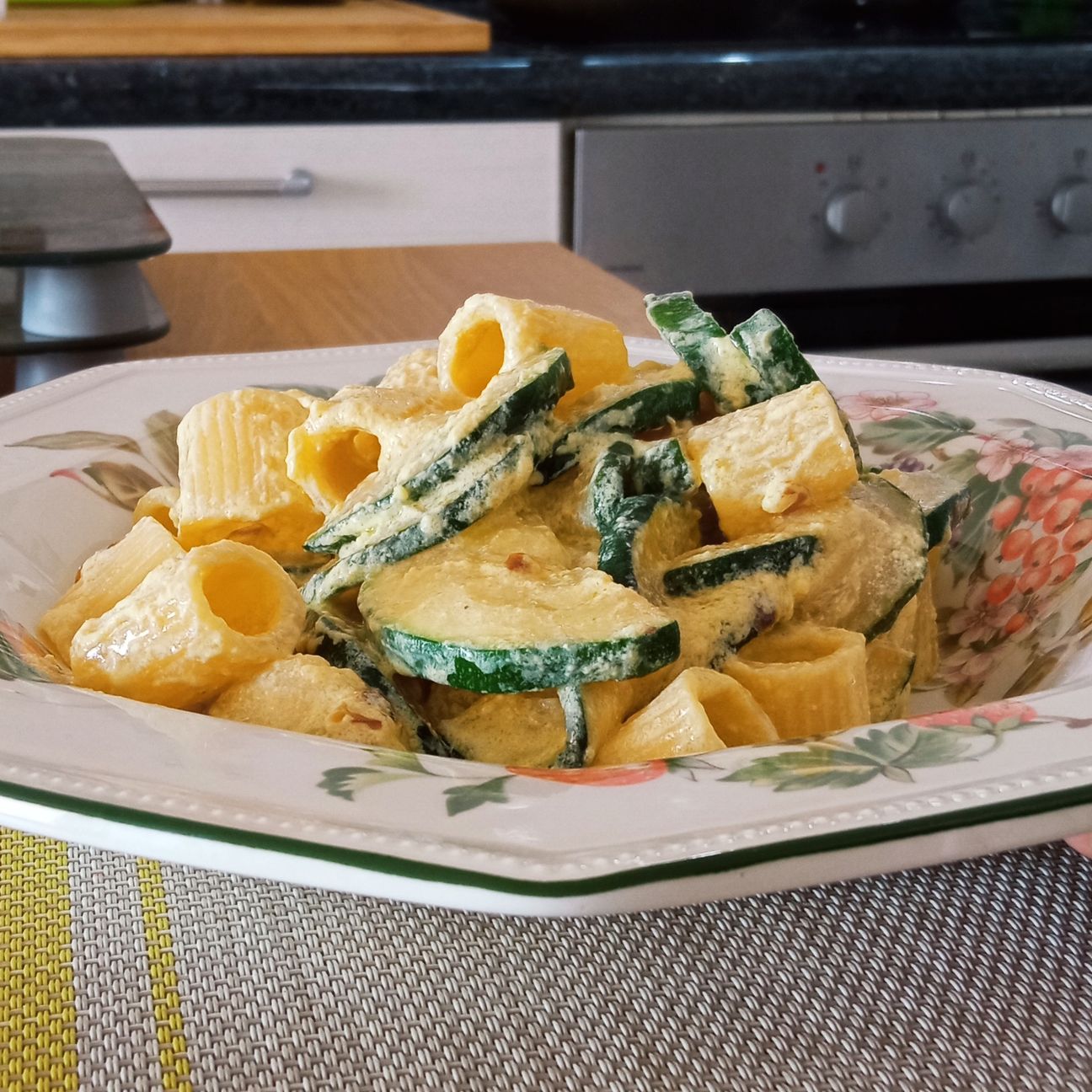 Mezze maniche con ricotta zucchine e zafferano