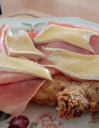 Ricetta Braciole di maiale impanate e cotte in forno, con prosciutto cotto e brie di angela876