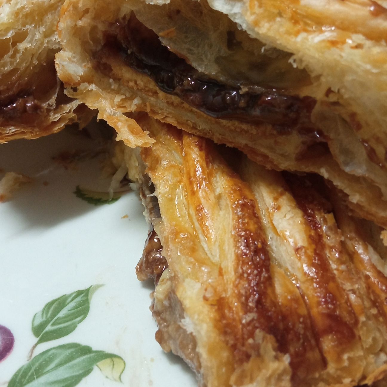 Strudel di sfoglia con ripieno di savoiardi cioccolato e crema