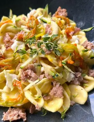 Ricetta ORECCHIETTE STRACCHINO, ZAFFERANO, FIORI DI ZUCCA, ZUCCHINE E SALSICCIA di Burrataepistacchi