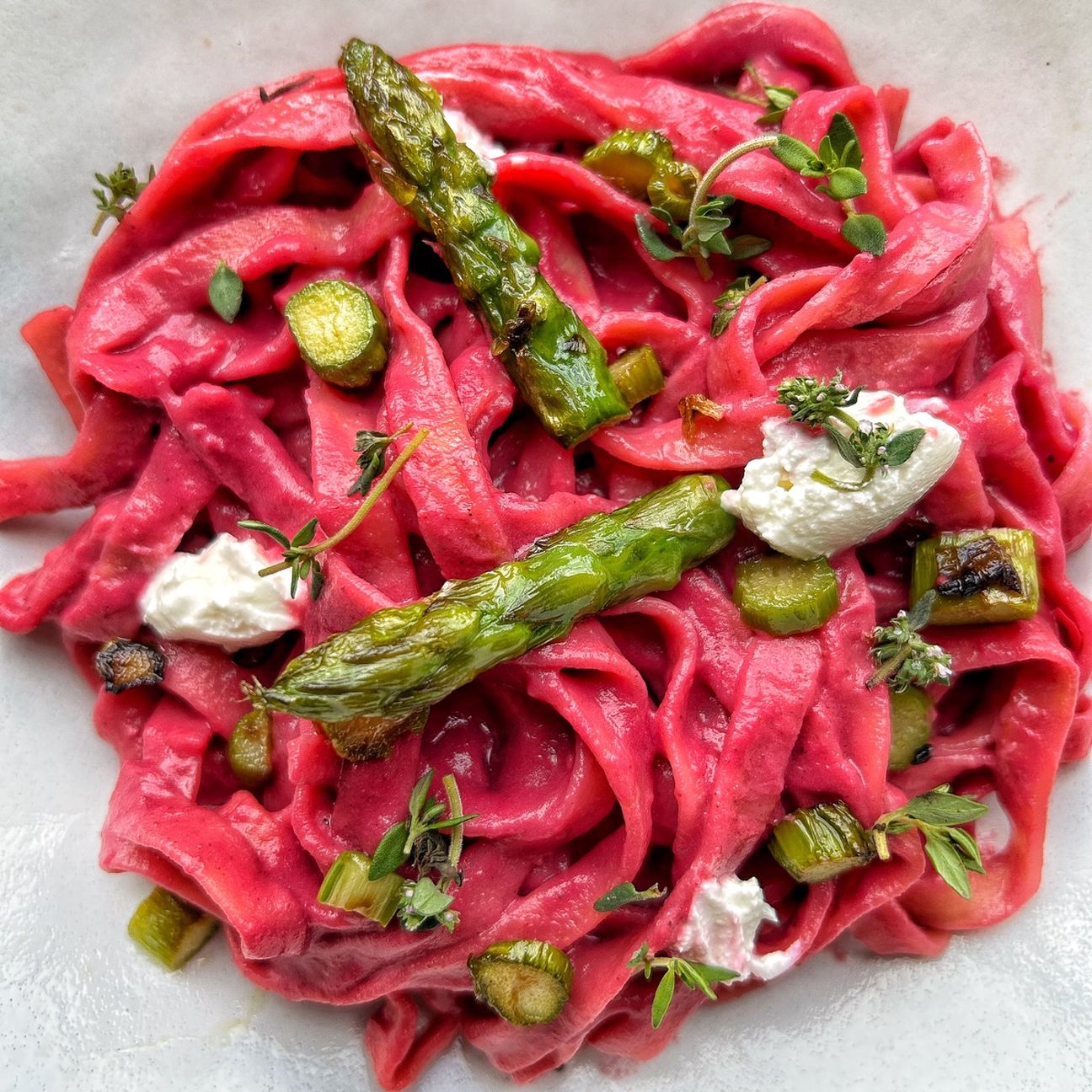 TAGLIATELLE ALLA CREMA DI BARBABIETOLA, CAPRINO E ASPARAGI
