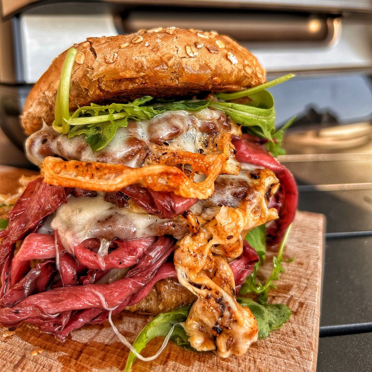 HAMBURGER CON SCAMORZA AFFUMICATA, RADICCHIO ROSSO GRIGLIATO E RUCOLA