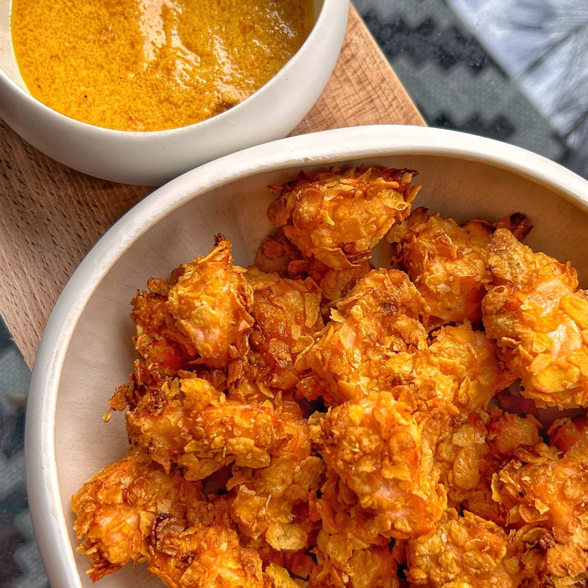Nuggets di salmone croccanti con salsa di tuorlo sodo piccante