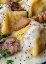Ricetta Fagottini di pasta fresca con funghi porcini e brie, su crema di brie, semi di papavero ed erba cipollina
