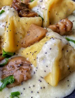 Ricetta Fagottini di pasta fresca con funghi porcini e brie, su crema di brie, semi di papavero ed erba cipollina di Burrataepistacchi