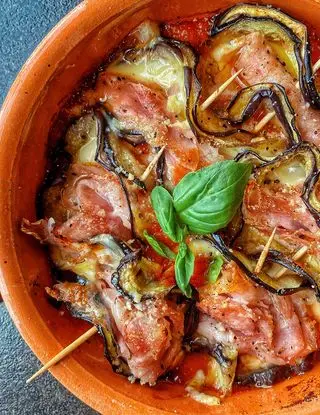 Ricetta Rotolini di melanzane gratinati con sugo, ripiene di fontina e prosciutto cotto di Burrataepistacchi