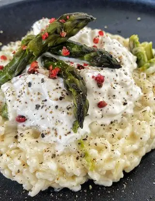 Ricetta Risotto agli asparagi con taleggio, burrata, asparagi saltati e bacche rosa di Burrataepistacchi