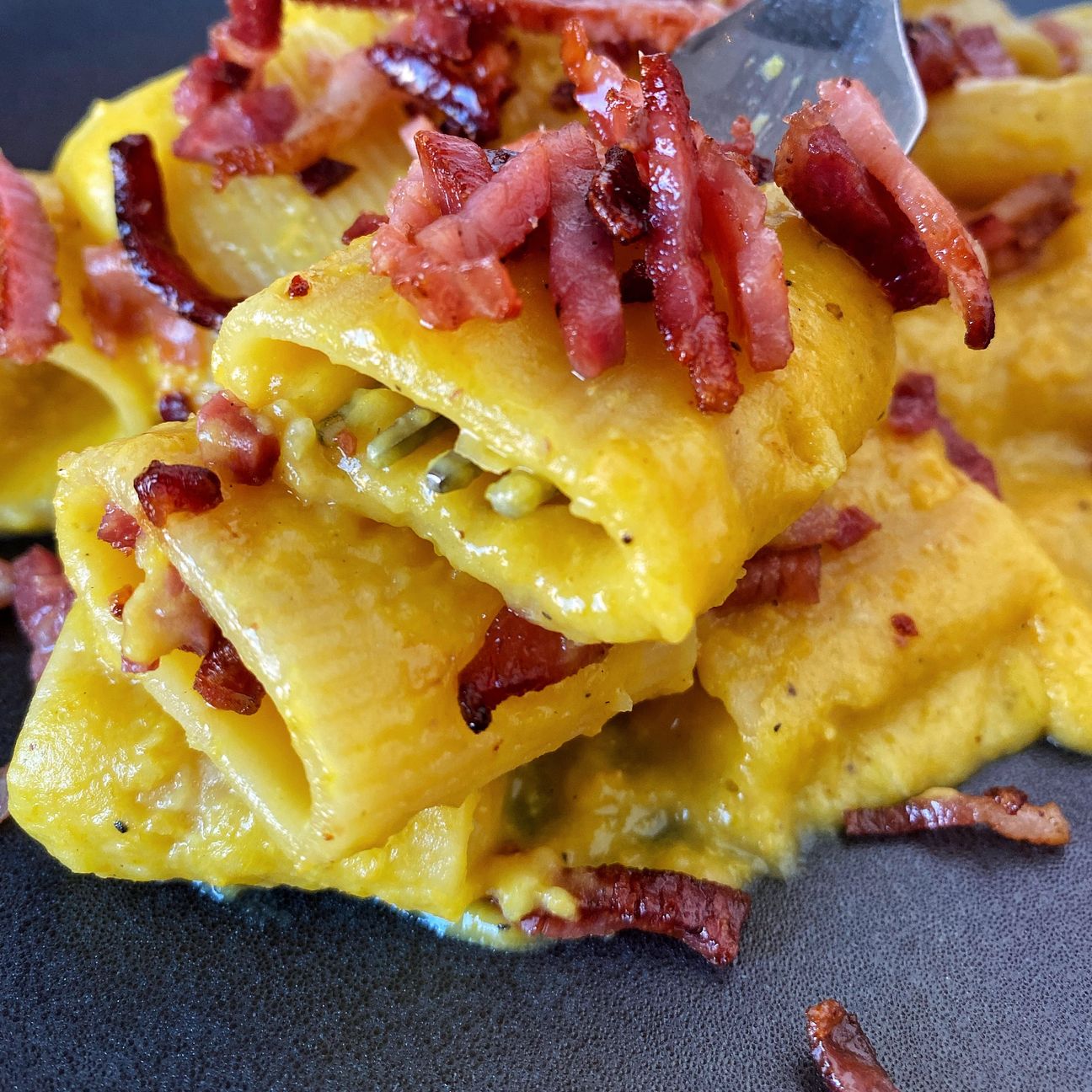 Mezzi paccheri con crema di ceci allo zafferano e speck croccante