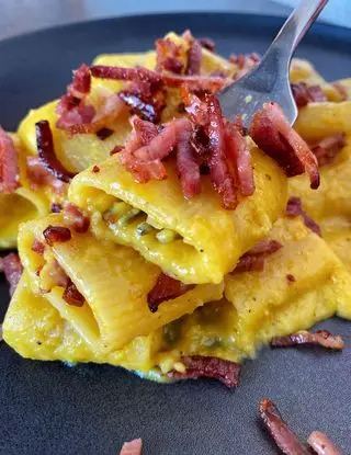 Ricetta Mezzi paccheri con crema di ceci allo zafferano e speck croccante di Burrataepistacchi