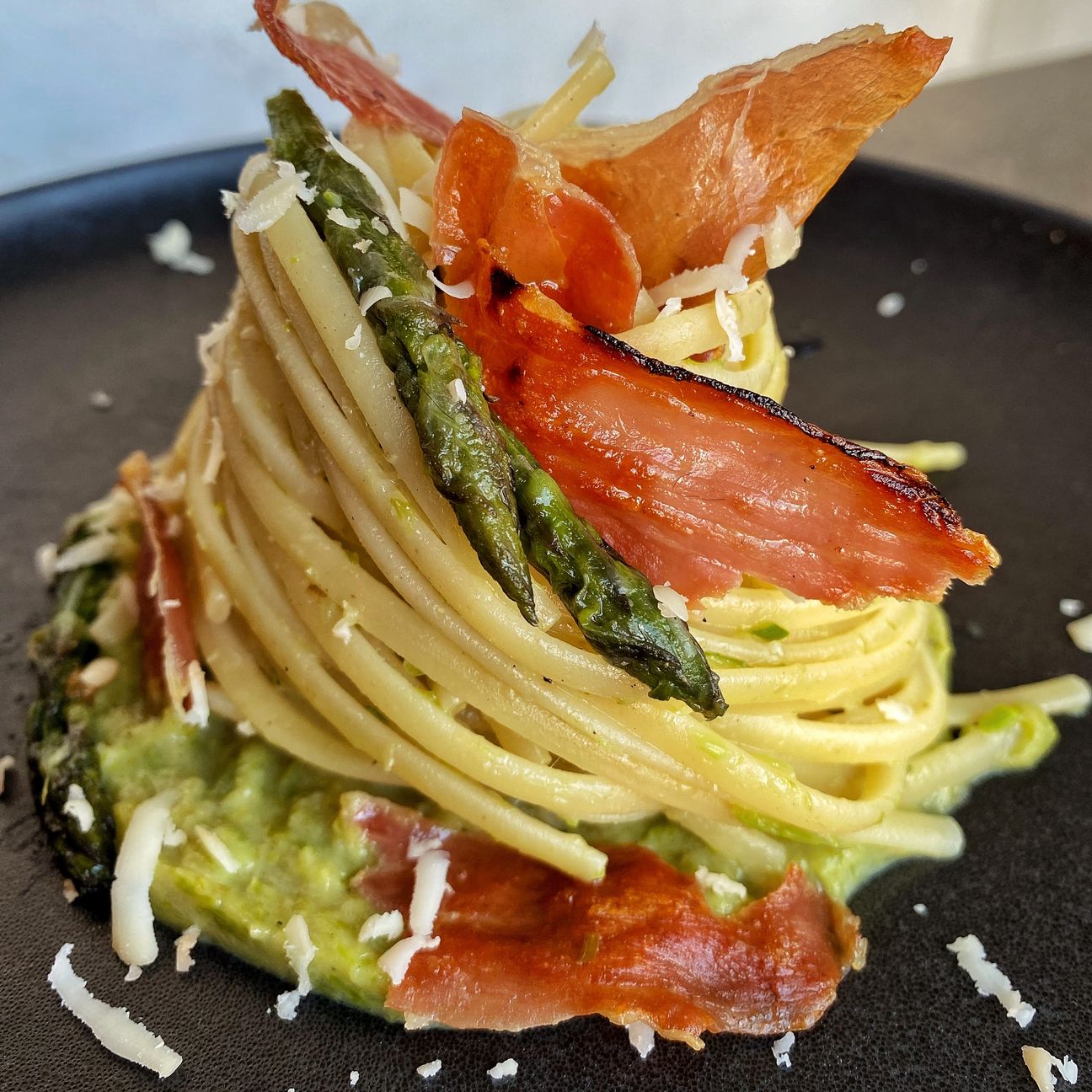 Linguine con crema di asparagi, “chips” di crudo e scamorza affumicata