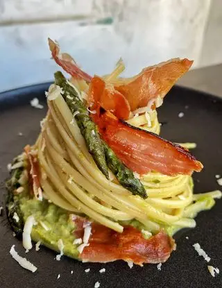 Ricetta Linguine con crema di asparagi, “chips” di crudo e scamorza affumicata di Burrataepistacchi