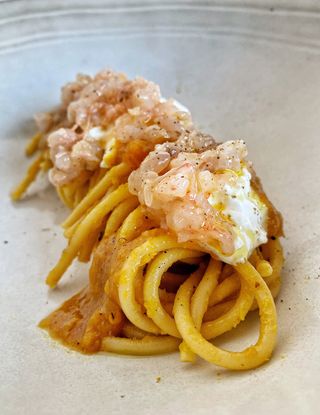 Spaghettone Con Crema Di Peperoni, Burrata E Tartare Di Gamberi - Al.ta ...