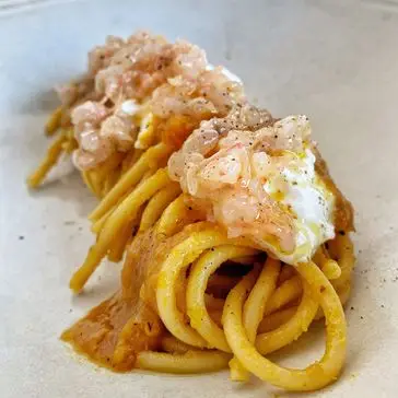 Ricetta Spaghettone con crema di peperoni, burrata e tartare di gamberi