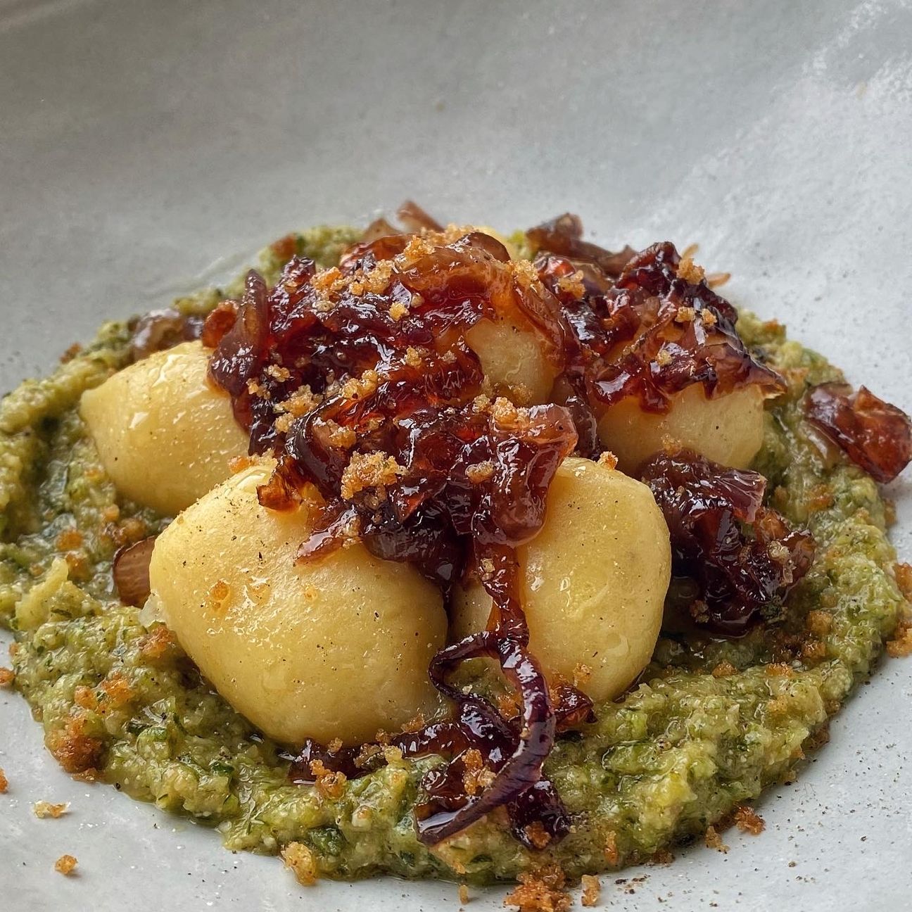 Gnocchi speck e brie su crema di zucchine, cipolla caramellata e pangrattato